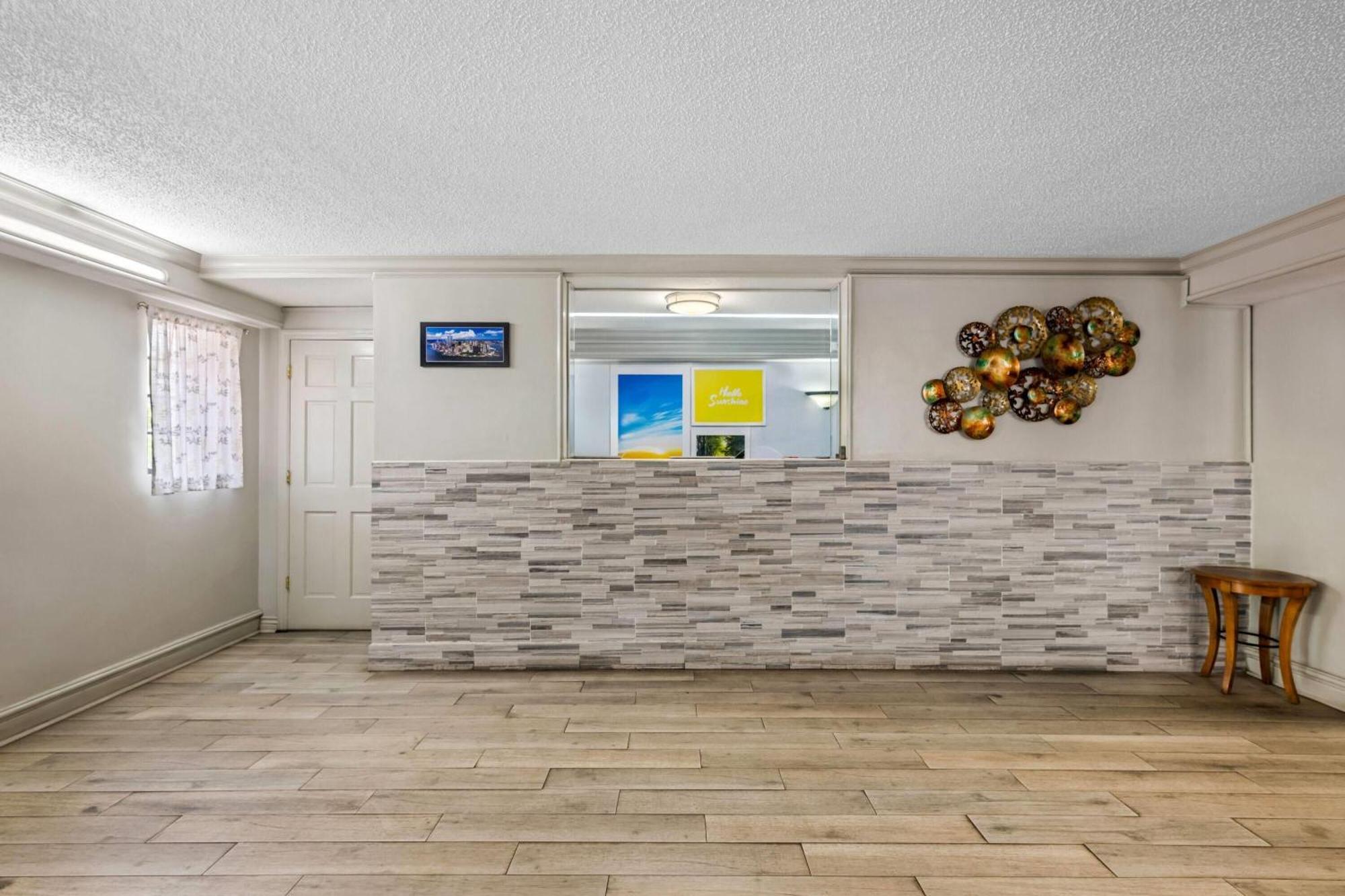 Days Inn By Wyndham Birmingham/West Exterior photo
