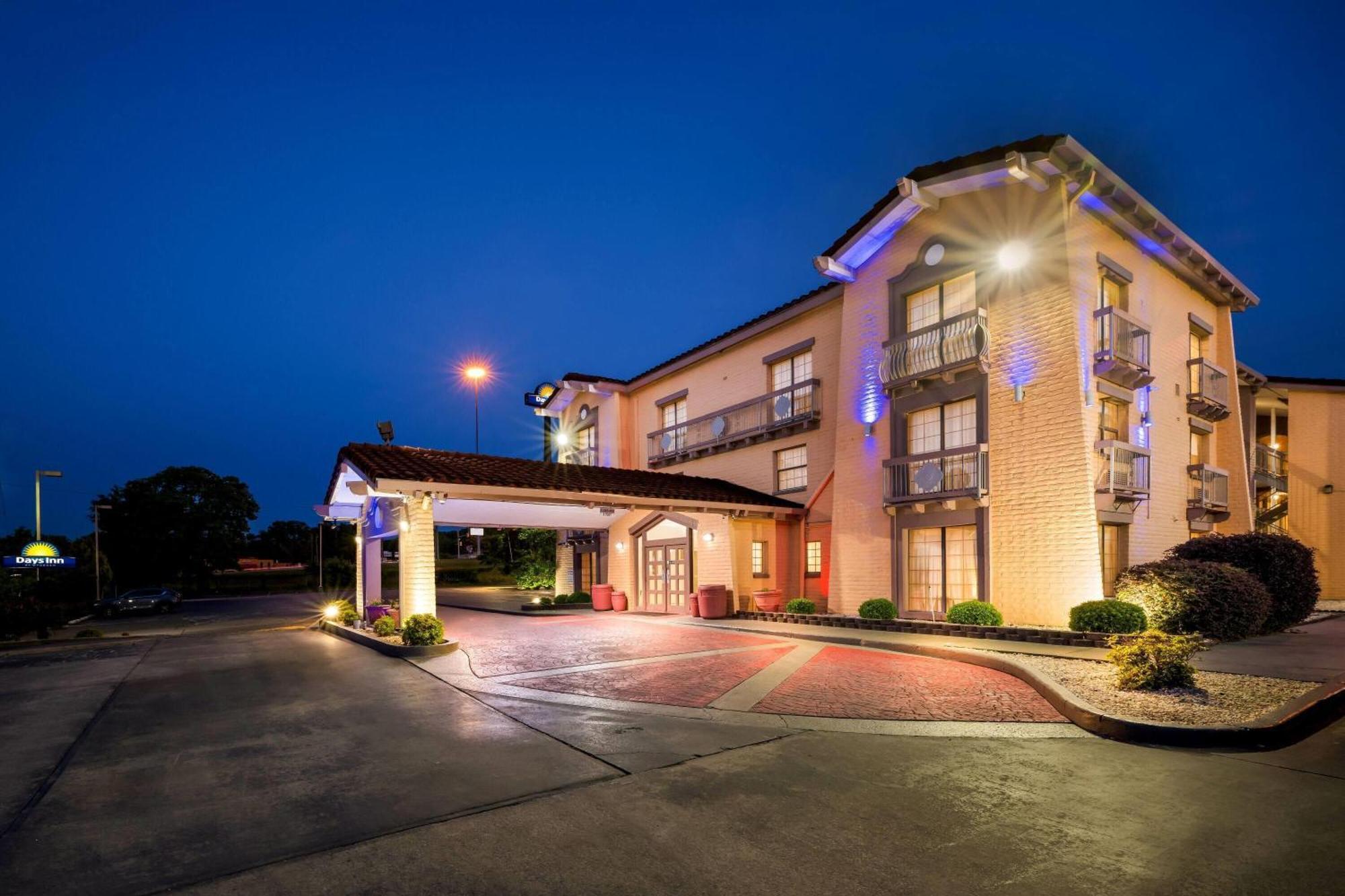 Days Inn By Wyndham Birmingham/West Exterior photo